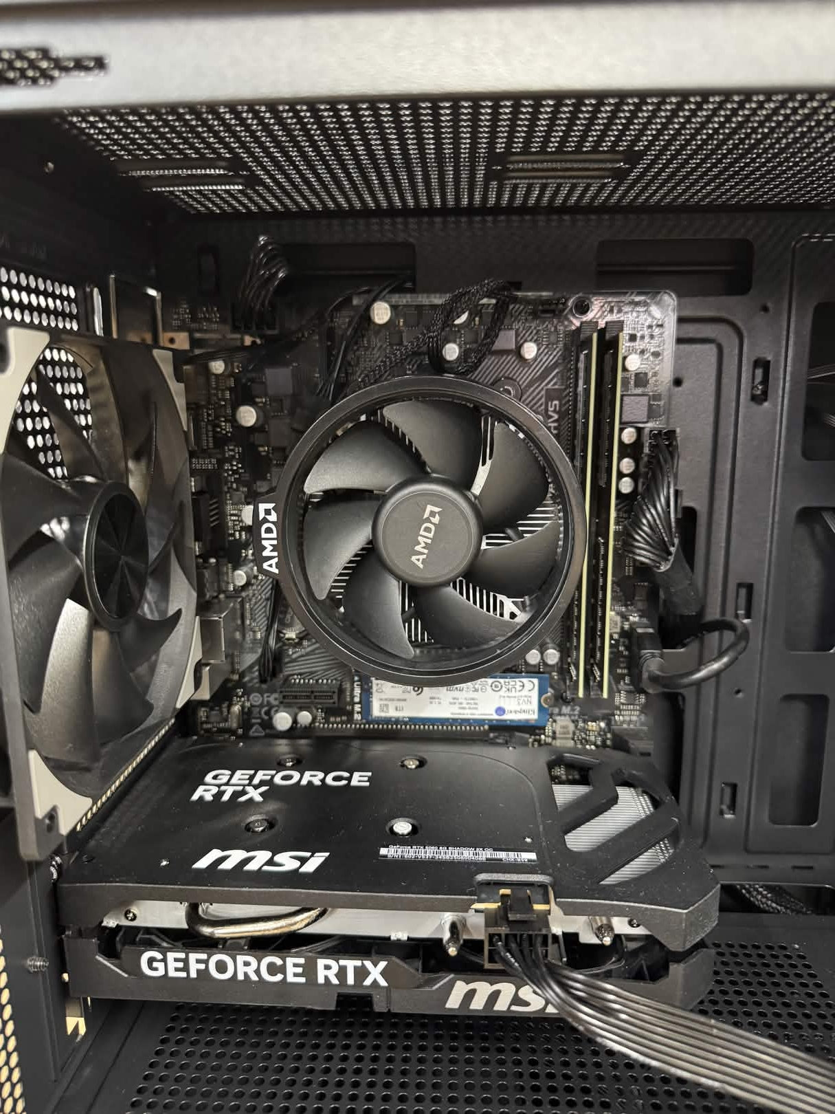【Ryzen7 5700X & RTX5060】不死鳥PC060