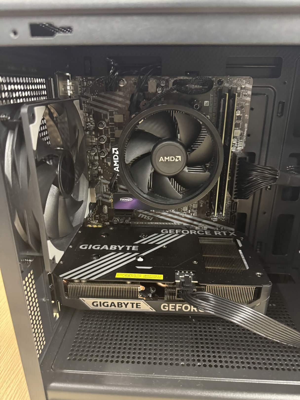 【Ryzren7 5700X & RTX5060Ti 16GB】不死鳥PC061